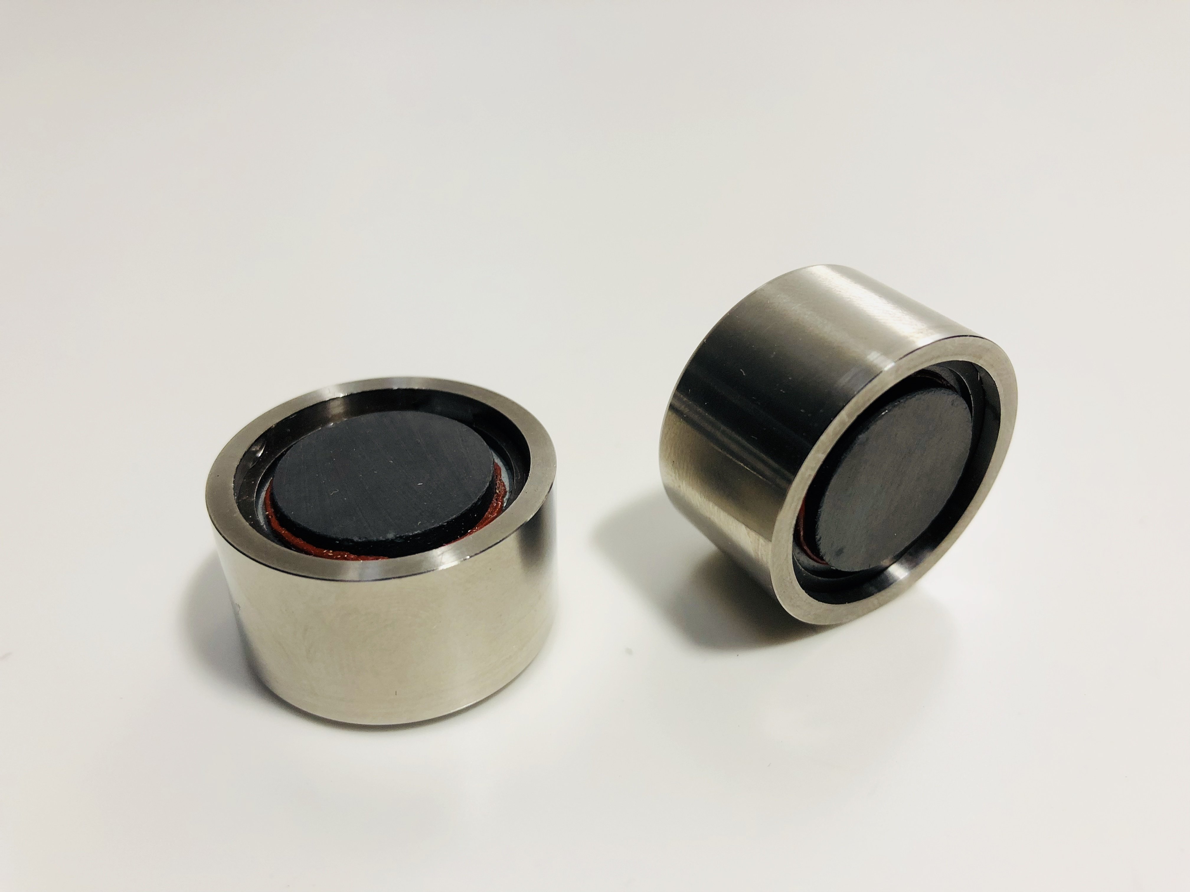 Beringer Ti-MagP32 32mm Titanium Pistons with Magnets for Beringer 4 piston calipers (set of four pistons) Beringer Ti-MagP32 32mm Titanium Pistons with Magnets for Beringer 4 piston calipers (set of four pistons)
