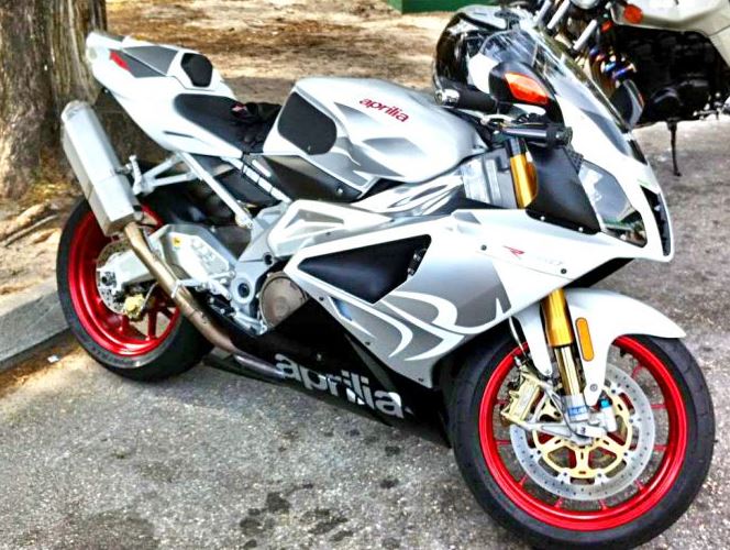 TechSpec Tank Grip Pads for the Aprilia Tuono 1000 R (06-10) and RSV1000R (04-10) TechSpec Tank Grip Pads for the Aprilia Tuono 1000 R (06-10) and RSV1000R (04-10)