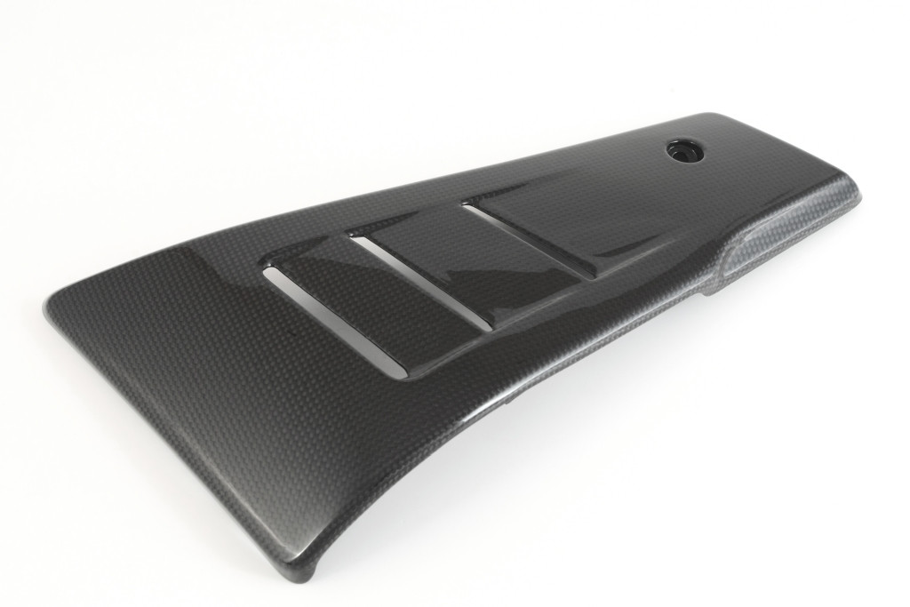MOTOCORSE - CARBON FIBER RH OIL RADIATOR BOTTOM LOWER SIDE PANEL FOR DUCATI DIAVEL 2010-16 MOTOCORSE - CARBON FIBER RH OIL RADIATOR BOTTOM LOWER SIDE PANEL FOR DUCATI DIAVEL 2010-16