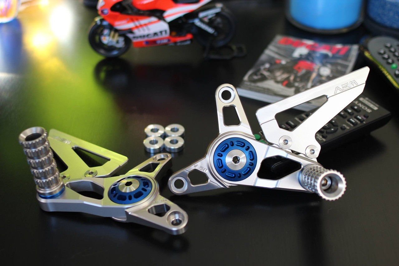 AEM FACTORY - Adjustable Billet Rearsets for Mv agusta F4/B4 models w/ Colored Eccentric AEM FACTORY - Adjustable Billet Rearsets for Mv agusta F4/B4 models w/ Colored Eccentric