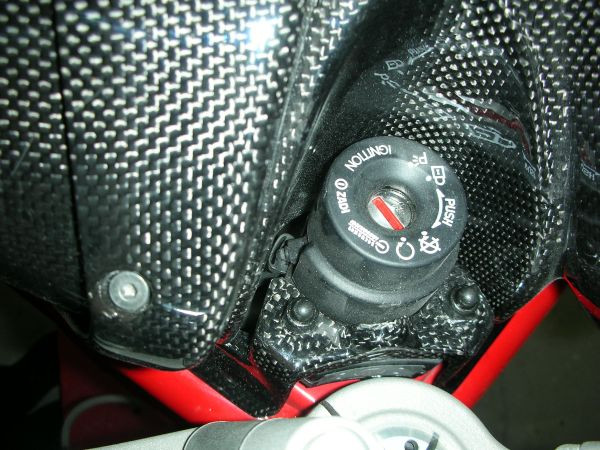 CARBONVANI - DUCATI MONSTER M696 / M796 / M1100 CARBON FIBER KEY COVER CARBONVANI - DUCATI MONSTER M696 / M796 / M1100 CARBON FIBER KEY COVER