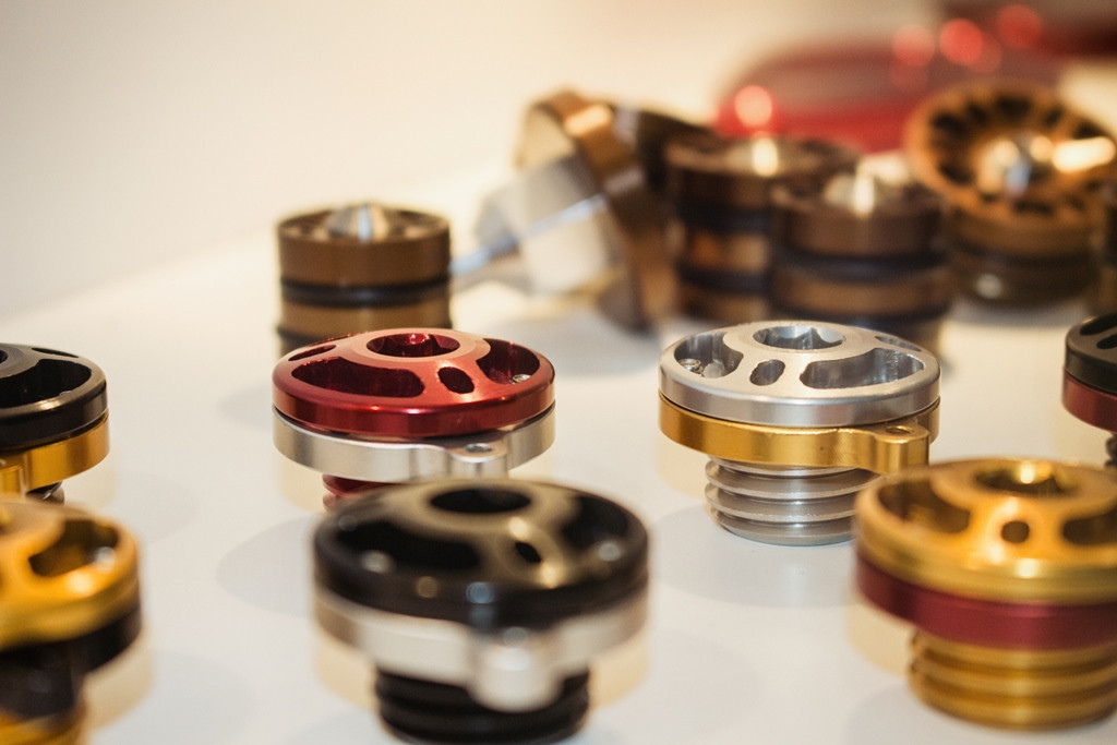 AEM FACTORY - DUCATI BILLET TWO COLOR ENGINE OIL FILLER CAP (M22X1.5) AEM FACTORY - DUCATI BILLET TWO COLOR ENGINE OIL FILLER CAP (M22X1.5)