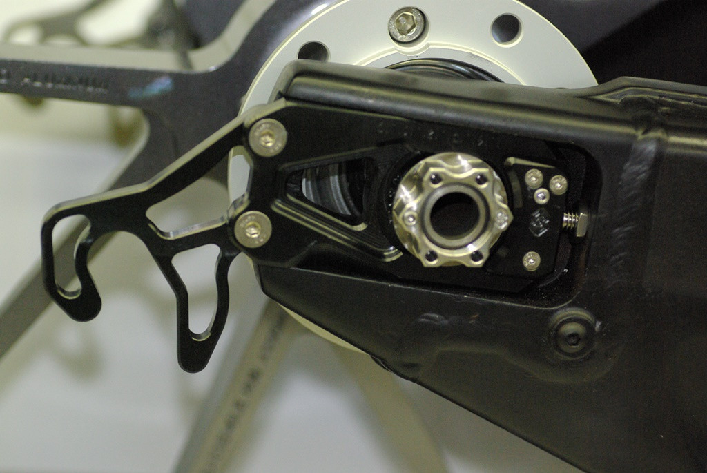 Gilles TCA Chain Adjuster for the Yamaha FZ1 / Fazer (20062015) YZFR1