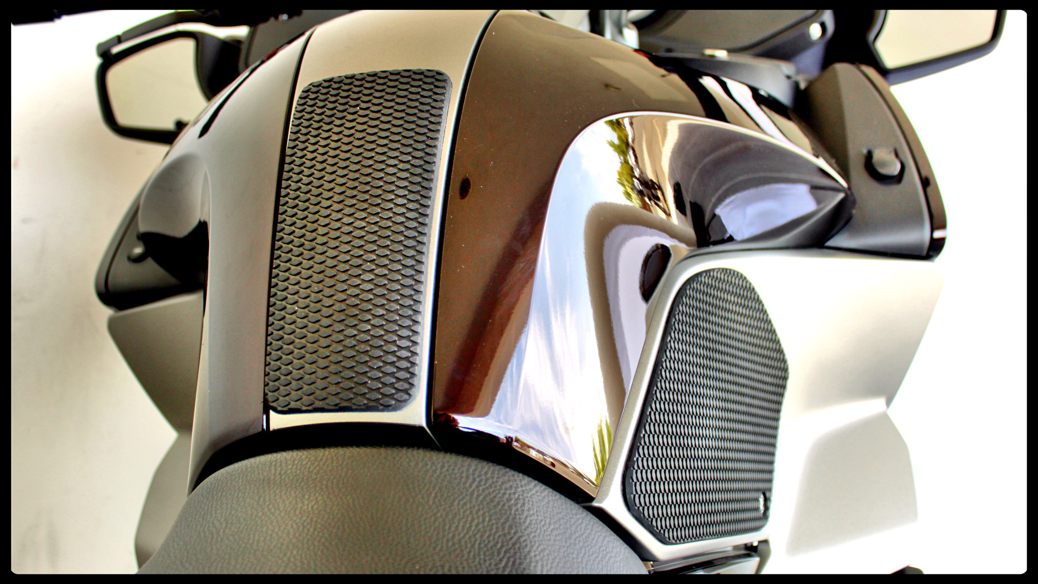 TechSpec Tank Grip Pads for the BMW R 1200 / 1250 RT (14+) TechSpec Tank Grip Pads for the BMW R 1200 / 1250 RT (14+)