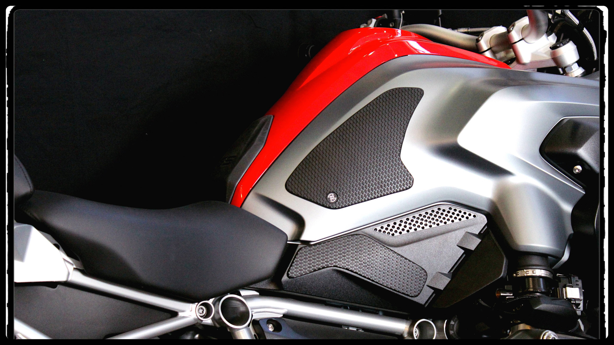 TechSpec Tank Grip Pads for the BMW R1200GS Water-Cooled (13+) TechSpec Tank Grip Pads for the BMW R1200GS Water-Cooled (13+)