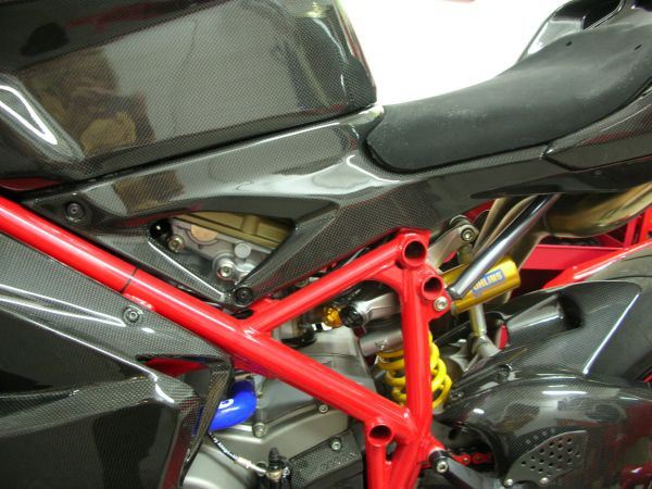 CARBONVANI - DUCATI 848 / 1098 & 1198 CARBON FIBER SIDE FUEL