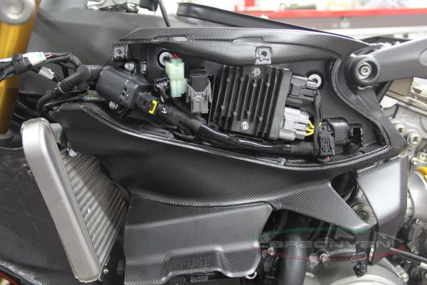 CARBONVANI - DUCATI 1299 / 1199 / 959 / 899 PANIGALE CARBON FIBER SIDE FUEL TANK COVERS CARBONVANI - DUCATI 1299 / 1199 / 959 / 899 PANIGALE CARBON FIBER SIDE FUEL TANK COVERS