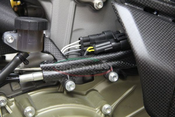 CARBONVANI - DUCATI 1299 PANIGALE CARBON FIBER REAR HUGGER OIL TANK (BRAKE RESERVOIR) HOLDER CARBONVANI - DUCATI 1299 PANIGALE CARBON FIBER REAR HUGGER OIL TANK (BRAKE RESERVOIR) HOLDER