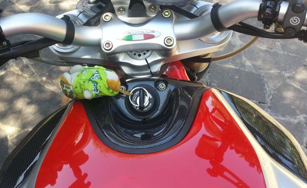 CARBONVANI - MV AGUSTA BRUTALE CARBON FIBER KEY COVER (2006-09) CARBONVANI - MV AGUSTA BRUTALE CARBON FIBER KEY COVER (2006-09)