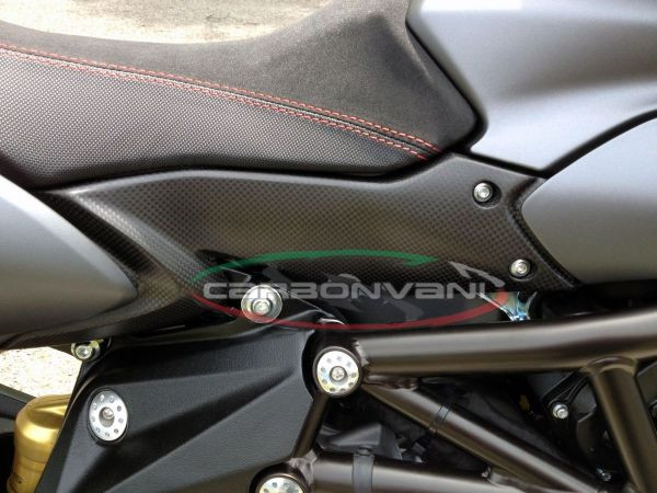 CARBONVANI - MV AGUSTA RIVALE CARBON FIBER RIGHT SEAT SIDE PANEL CARBONVANI - MV AGUSTA RIVALE CARBON FIBER RIGHT SEAT SIDE PANEL